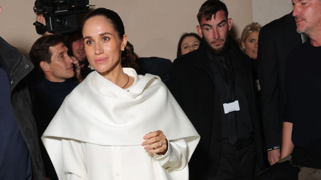 Meghan Markle sorprende a París con su primer viaje a Europa en tres años para el show de Balenciaga