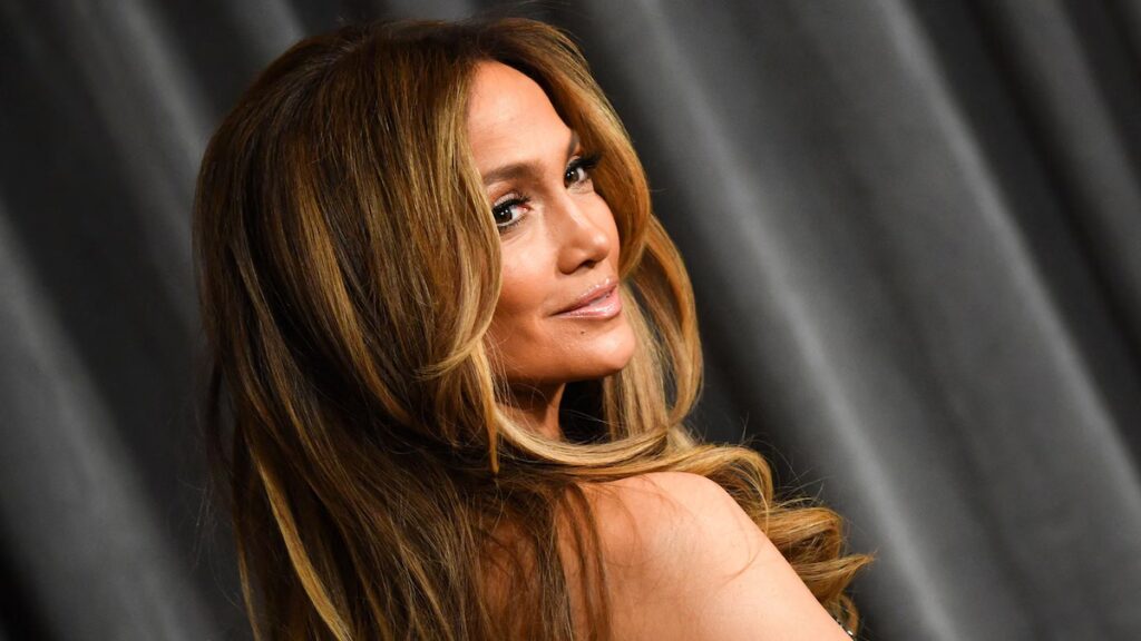 Jennifer López defiende el rendimiento del Super Bowl de Bad Bunny en medio de una reacción violenta: “Se sorprenderán gratamente”