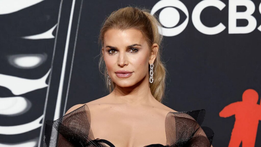 Jessica Simpson brilla como una orgullosa mamá del fútbol mientras equilibra la música y la soltería