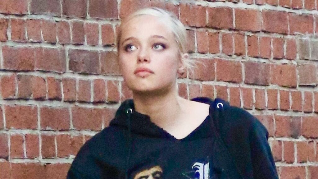 Shiloh Jolie luce el outfit de otoño perfecto y un nuevo peinado atrevido en Los Ángeles