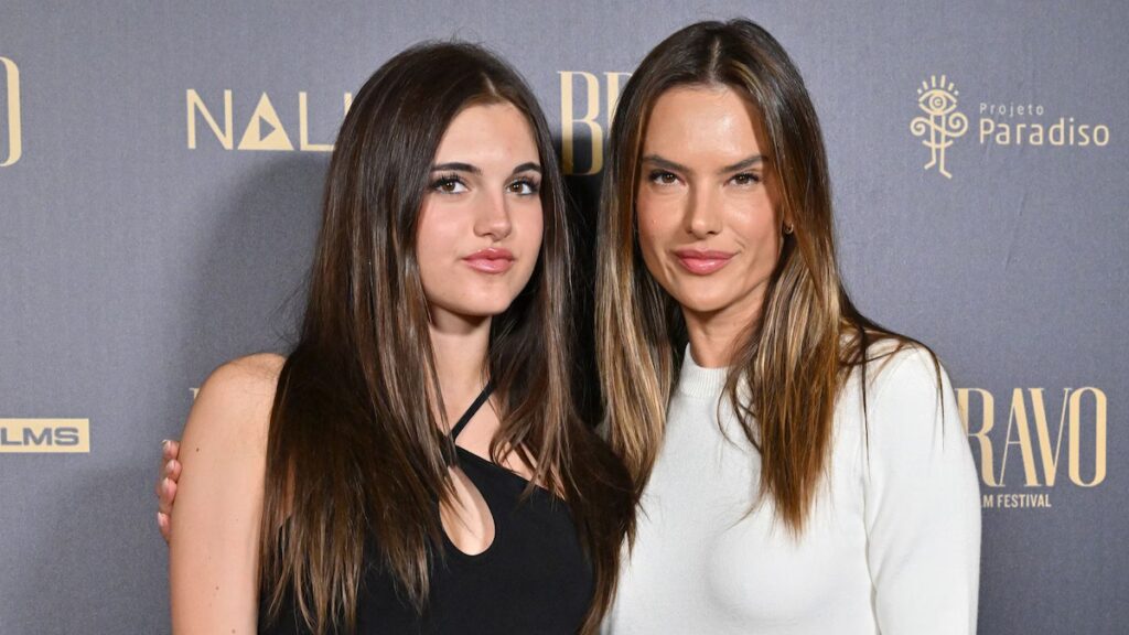 La hija doble de Alessandra Ambrosio es toda sonrisas con su madre con un vestido halter y tacones de plataforma.