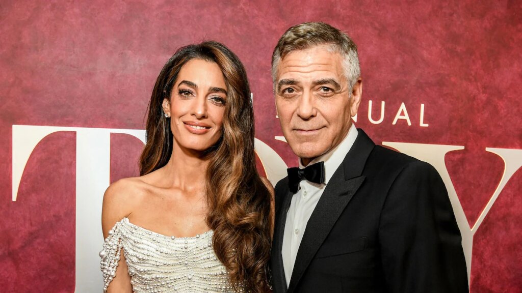 Amal Clooney Wows en Velvet Minidress y Tacones altísimos mientras celebra 11 años con George Clooney