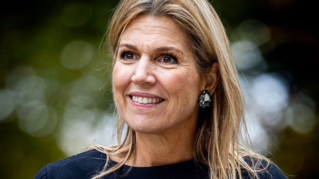 La reina Máxima de Países Bajos revive su vestido de tweed con flecos y sus impresionantes pendientes de triple perla