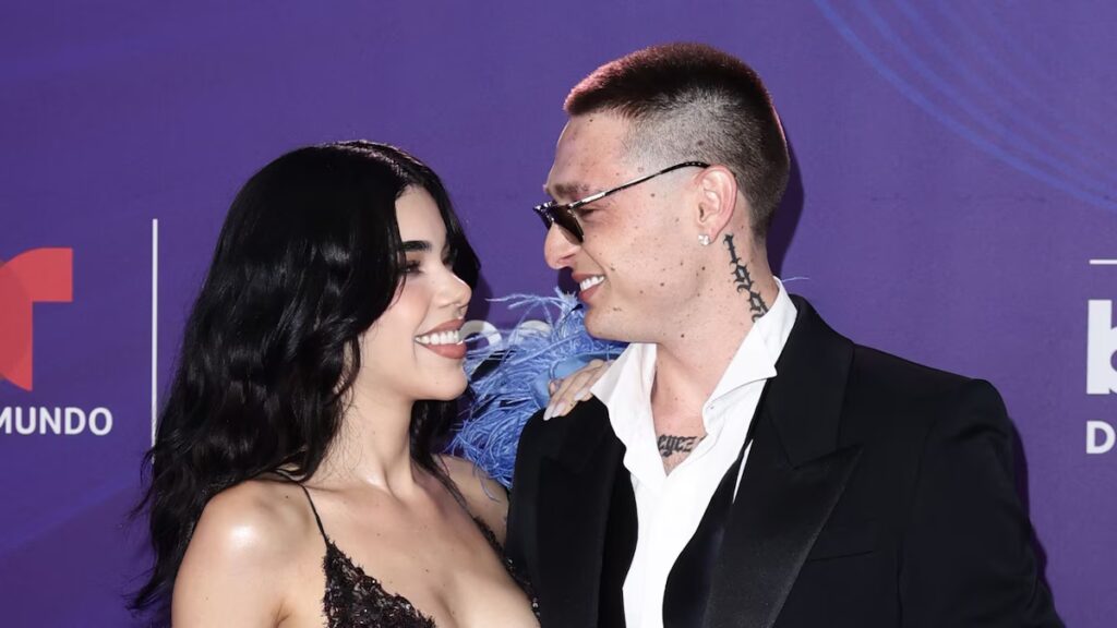 Kenia Os y Peso Pluma cerraron la alfombra azul de los Premios Billboard de la Música Latina con sus atrevidos looks