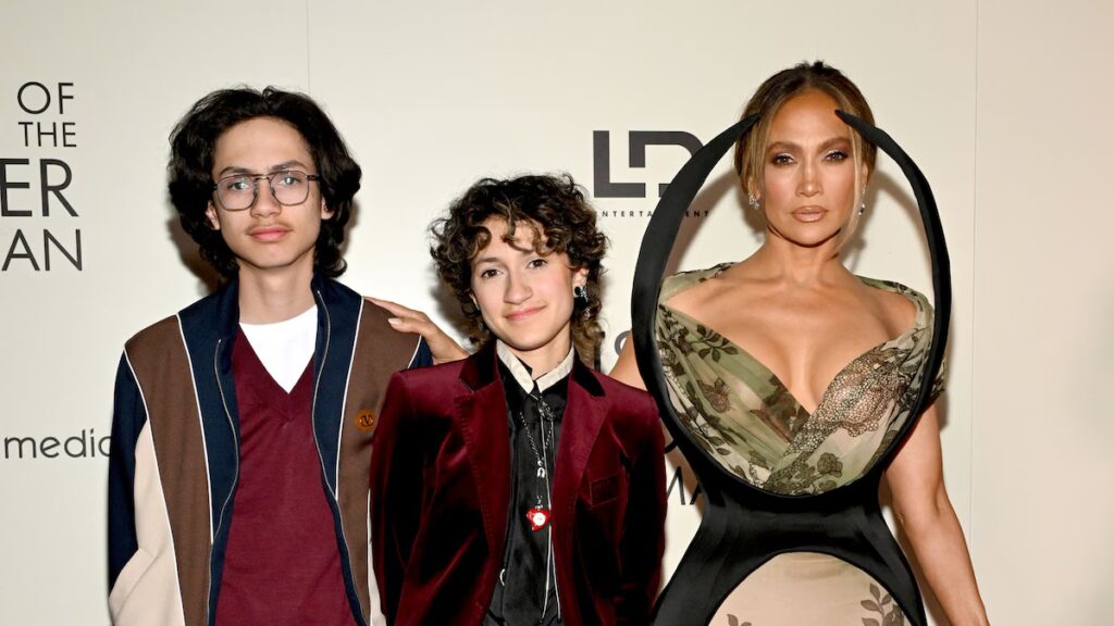Los hijos de Jennifer López y Marc Anthony se plantean con orgullo junto a su madre en el estreno de ‘Kiss of the Spider Woman’