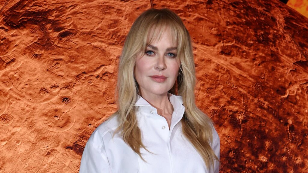 Nicole Kidman y sus hijas asisten a Chanel Show en París después de Keith Urban Divorce News