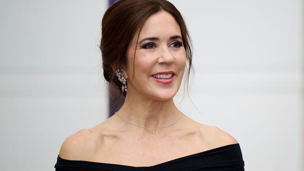 Queen Mary llama la atención con un top transparente, tacones de charol y joyas de oro y diamantes en un concierto de Copenhague