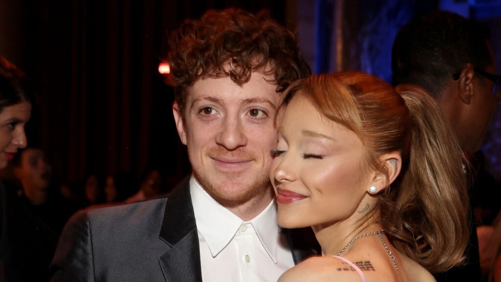 Los planes de boda de Ariana Grande y Ethan Slater supuestamente han terminado Los planes de boda de Ariana Grande y Ethan Slater supuestamente han terminado