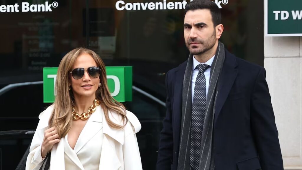 Jennifer López desata rumores de romance con Brett Goldstein después de llamarlo su mejor besador en pantalla