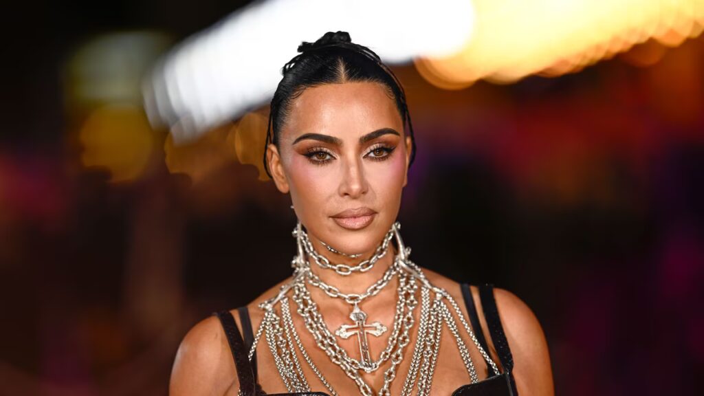 La salvaje teoría del alunizaje de Kim Kardashian tiene a los fanáticos rascándose la cabeza