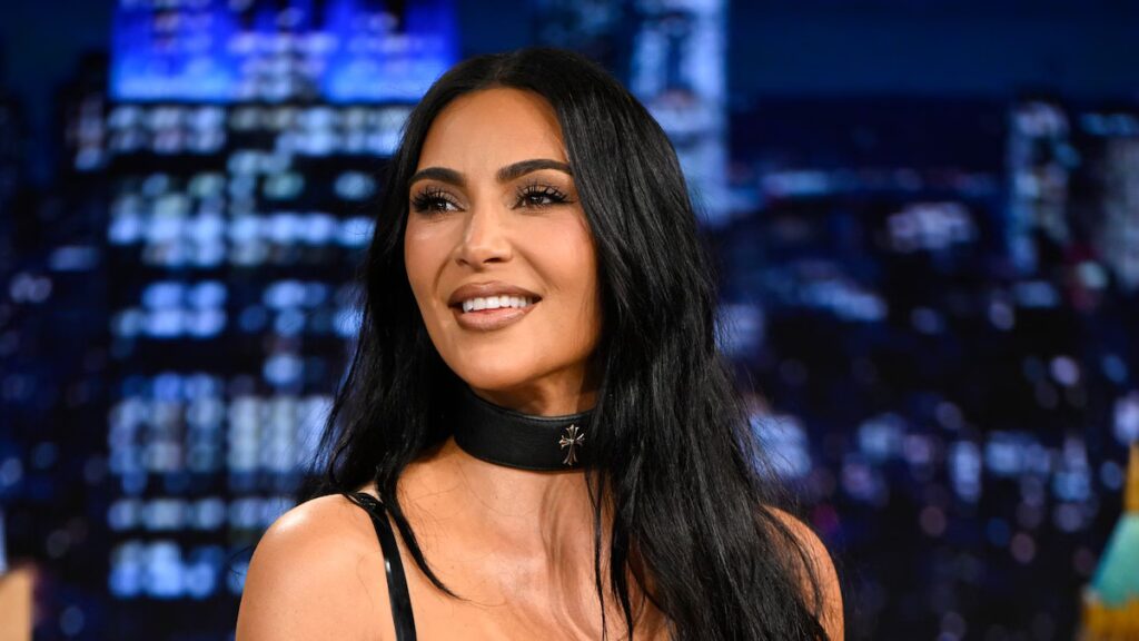 Kim Kardashian estrena flequillo de chica francesa y cabello estilo duendecillo