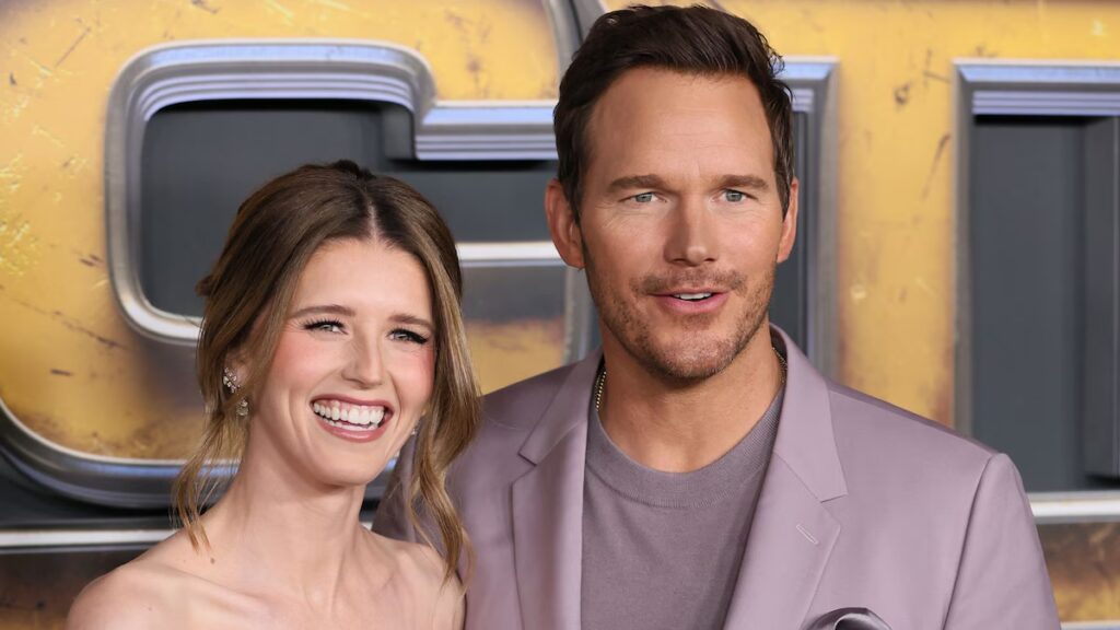 Chris Pratt luce una tiara durante una adorable salida con sus hijas
