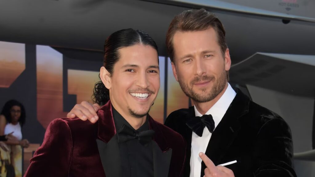 El novio de Jessica Alba, el actor Danny Ramirez, le hace una divertida broma en el aeropuerto a Glen Powell