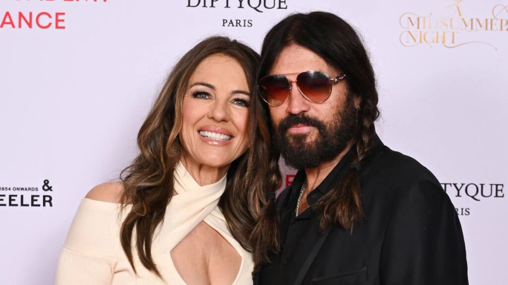 Elizabeth Hurley comparte actualización sobre su romance sorpresa con Billy Ray Cyrus