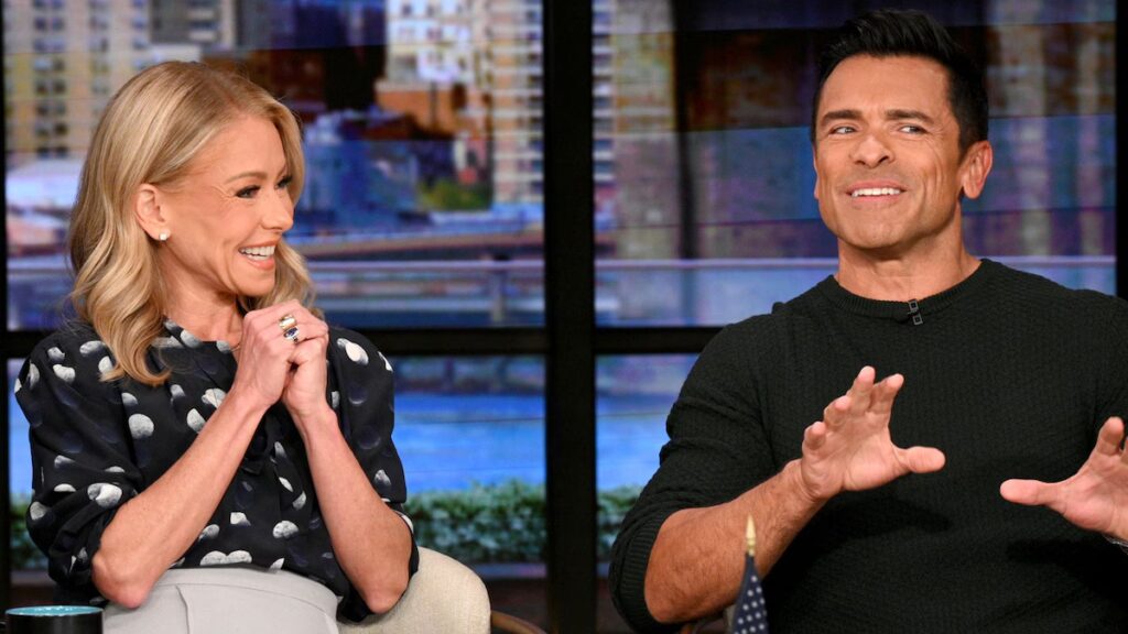 Kelly Ripa acaba con la descabellada teoría de Mark Consuelos con un regreso perfecto