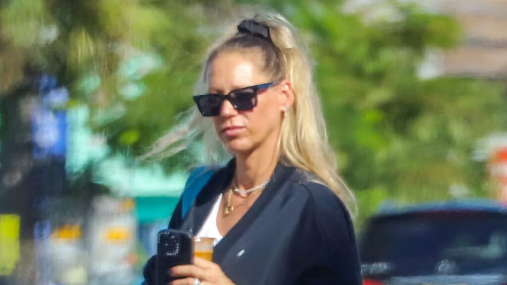 Anna Kournikova luce su brillo de embarazo mientras hace recados con su hijo