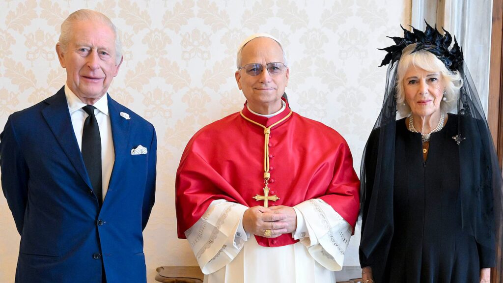 El rey Carlos III y la reina Camila se toman una foto histórica con el Papa León en el Vaticano