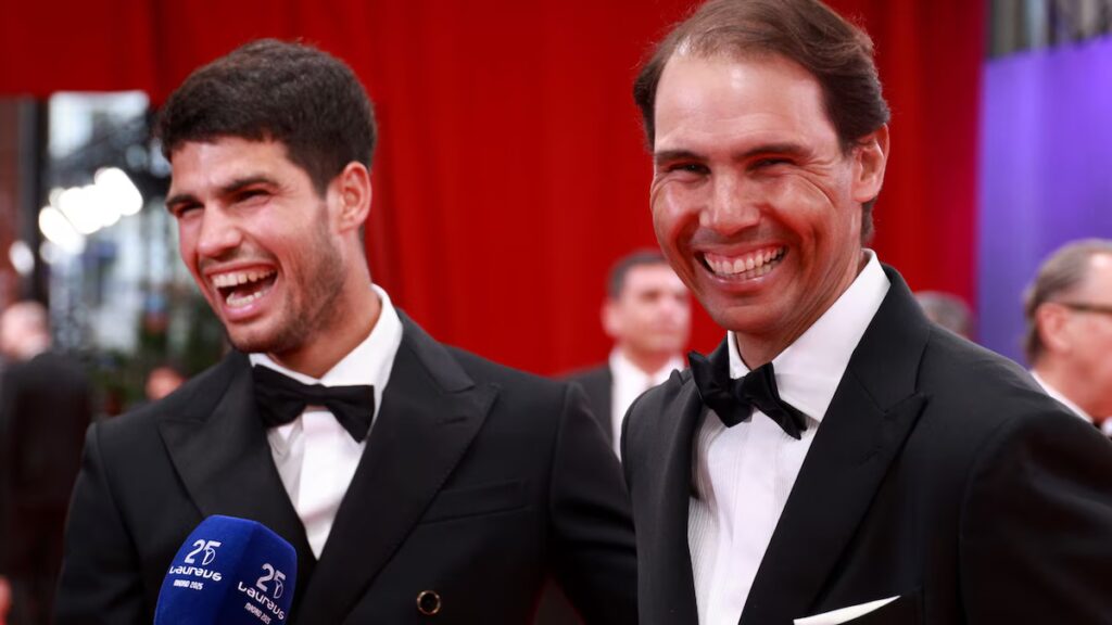 Carlos Alcaraz vence a Rafael Nadal con récord atado a su raqueta de tenis
