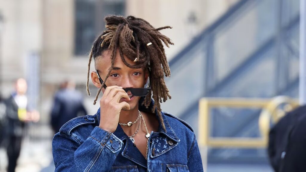 Jaden Smith eleva la ropa de calle en los años 90 en un conjunto de mezclilla Louis Vuitton (fotos)