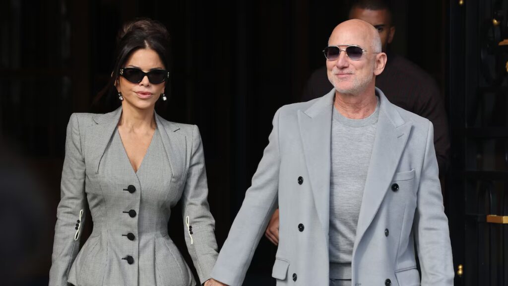 Lauren Sánchez lidera el camino en el Vintage 1995 Galliano, que coincide con Jeff Bezos por el mejor estilo de dúo de poder de París