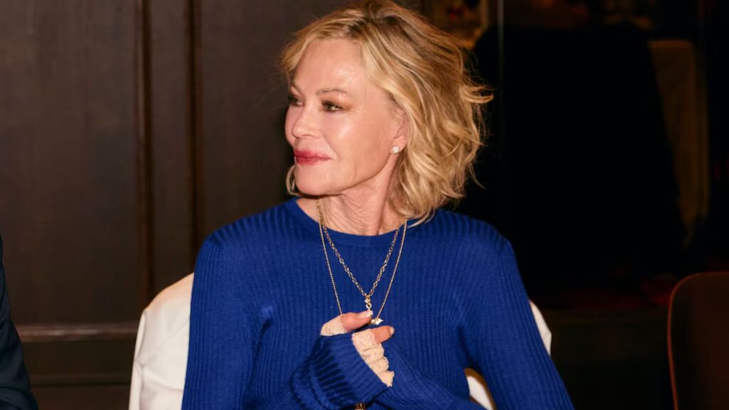 El glamuroso momento madrileño de Melanie Griffith tras la boda de su hija Stella Banderas El glamuroso momento madrileño de Melanie Griffith tras la boda de su hija Stella Banderas