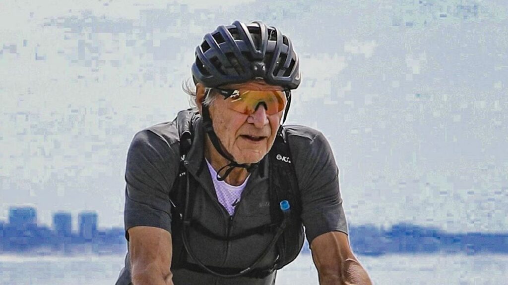 ¡Aún lo tengo! Harrison Ford muestra sus músculos tras un paseo de 15 millas en bicicleta