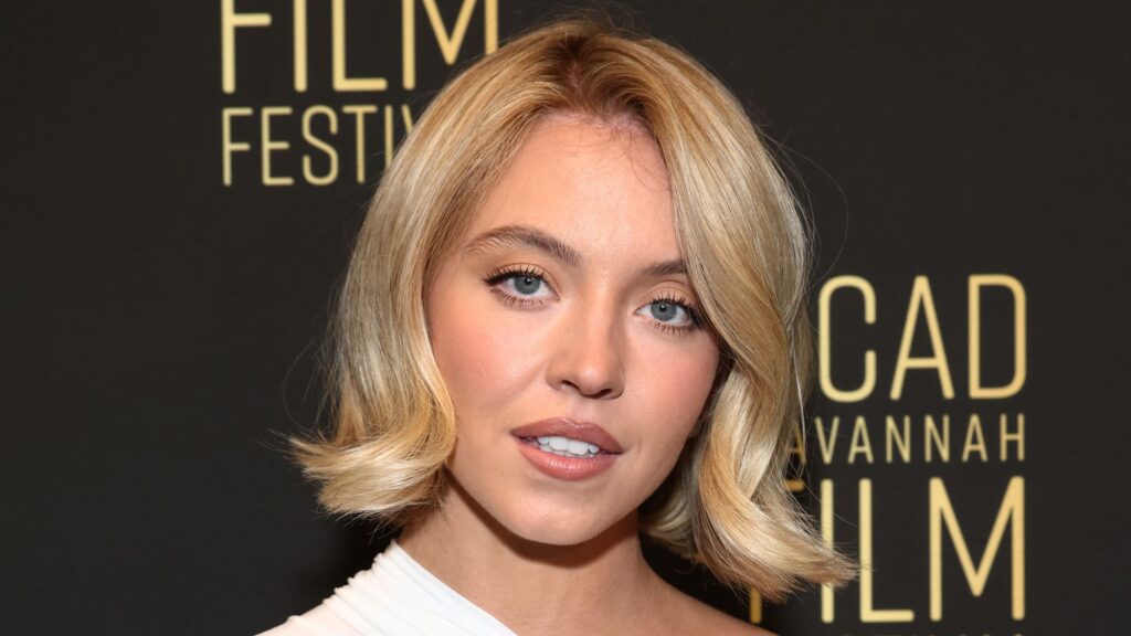 Sydney Sweeney dice que se divertiría más interpretando a James Bond mientras aumentan los rumores con Jeff Bezos de su lado