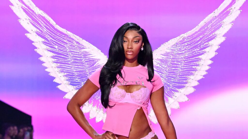 Angel Reese rompe barreras como la primera atleta en desfilar en el desfile de modas de Victoria’s Secret