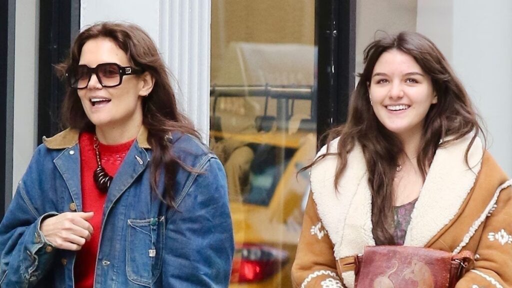 Katie Holmes consuela a Suri Cruise durante un emotivo momento en Nueva York