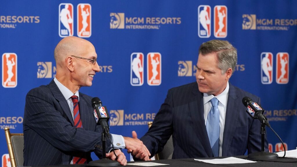 Adam Silver: Jugadoras de la WNBA pueden esperar un gran aumento salarial Adam Silver: Jugadoras de la WNBA pueden esperar un gran aumento salarial