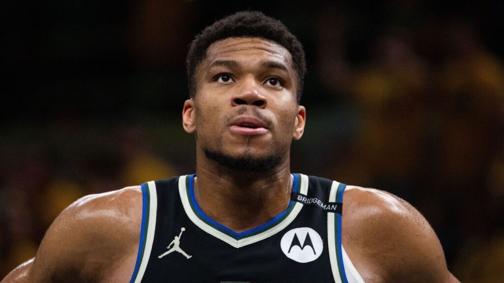 Giannis Antetokounmpo se RECUPERA DEL COVID-19 Y SE UNE A BUCKS