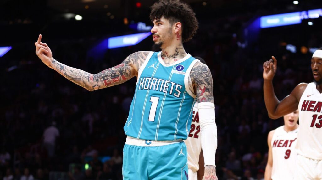 LaMelo Ball es multado con ,000 por gesto obsceno al árbitro