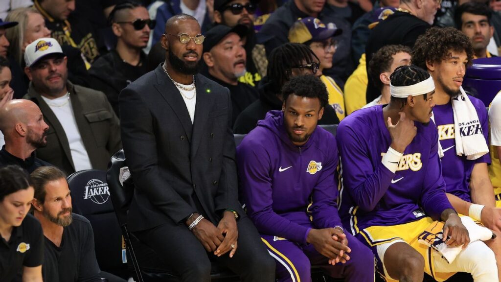 LeBron James ayuda a Lakers a analizar la derrota inaugural ante Warriors