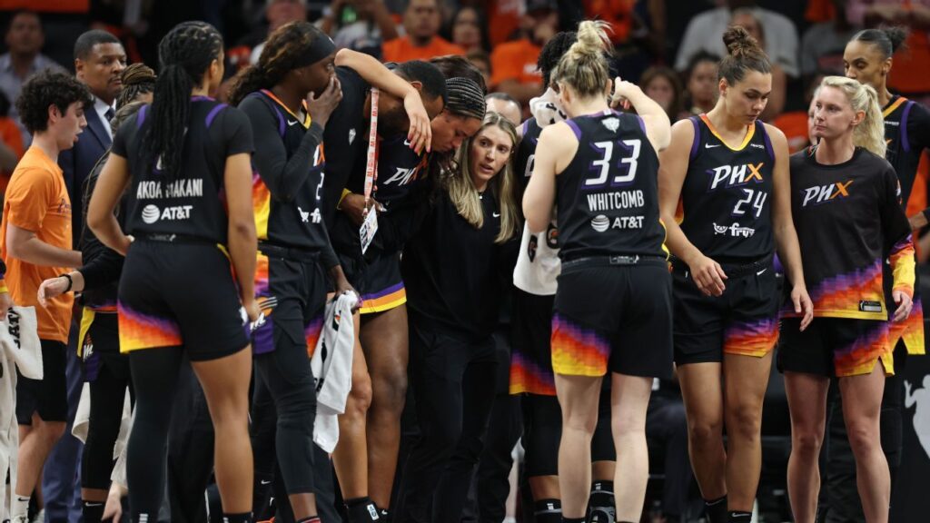 Satou Sabally, de las Mercury, abandona el partido tras aparente lesión en la cabeza