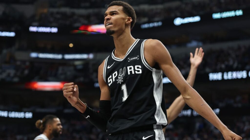 Wembanyama opacó el debut de Cooper Flagg y el novato VJ Edgecombe brilló en su estreno en la NBA