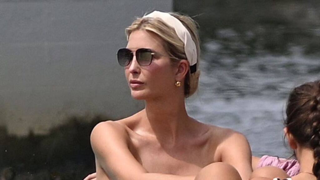 Ivanka Trump deslumbra con un traje de baño color pastel para una soleada salida en yate en Miami
