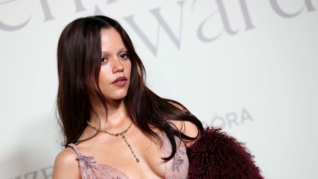 Jenna Ortega llama la atención con un delicado pero peligroso vestido transparente en la entrega de premios