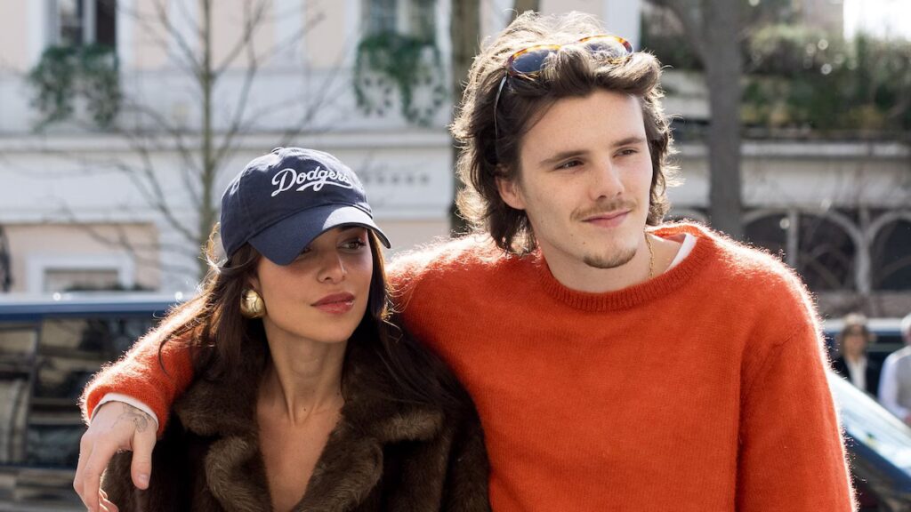 Cruz Beckham y su novia, Jackie Apostel, Spark Buzz con misteriosas camisetas de cita: ¿Qué podría significar?