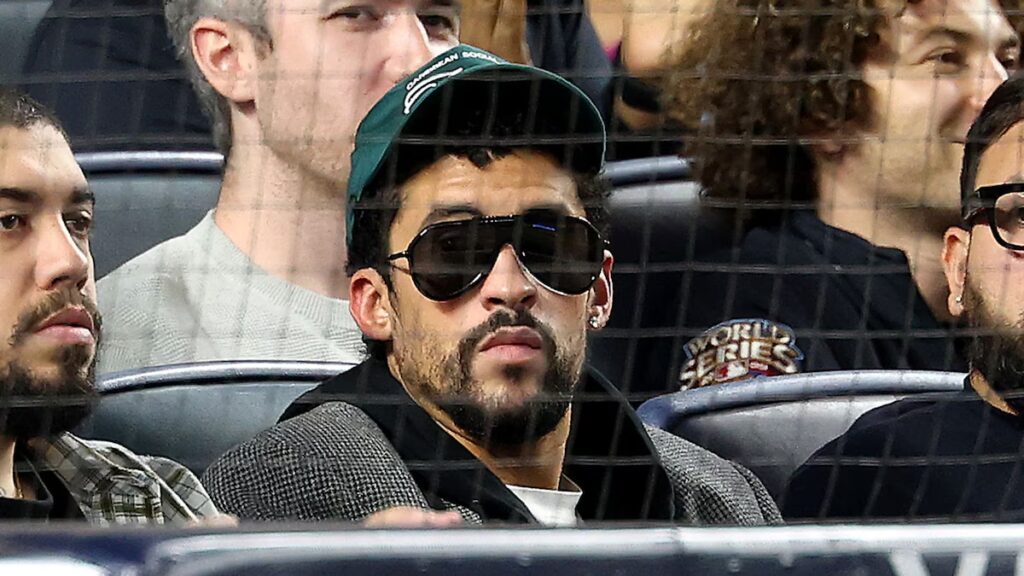 Bad Bunny protege su hermoso rostro mientras una bola de foul vuela hacia él en el juego de los Yankees