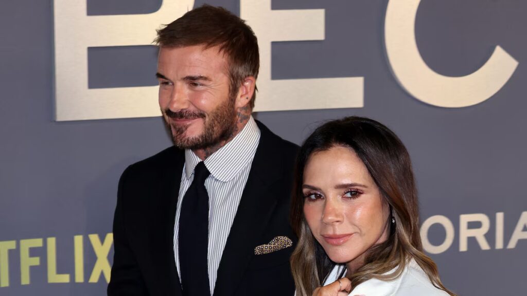David Beckham hornea un pastel de Halloween con la “ayuda” de Victoria Beckham