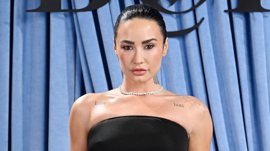 Demi Lovato canaliza el look de body sin pantalones de Bianca Censori combinado con tacones de punta