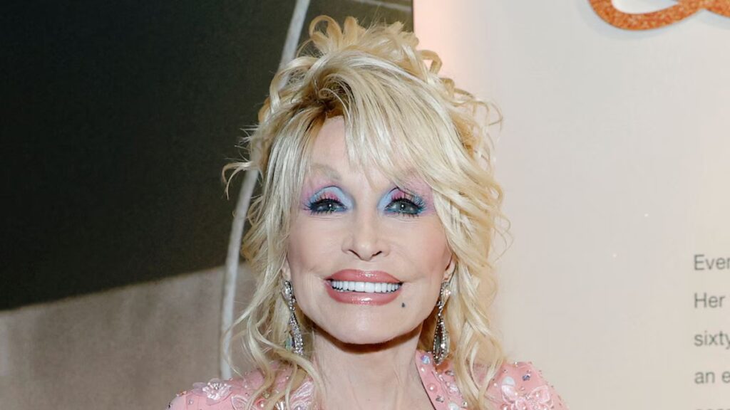 La hermana de Dolly Parton insta a los fans a orar por la cantante en medio de problemas de salud