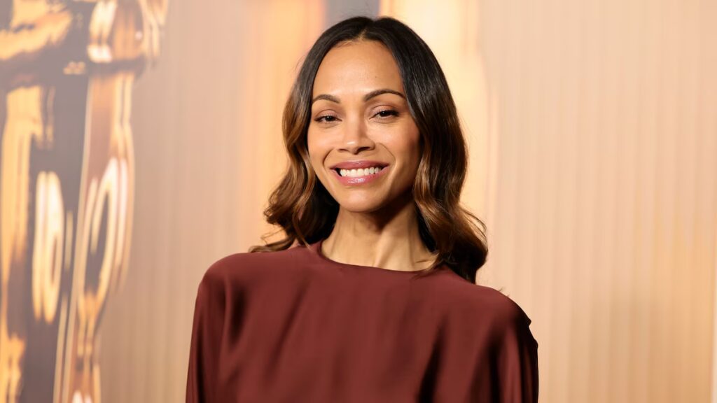 Zoe Saldaña presume tatuajes en las costillas mientras anima a su hijo en partido de fútbol