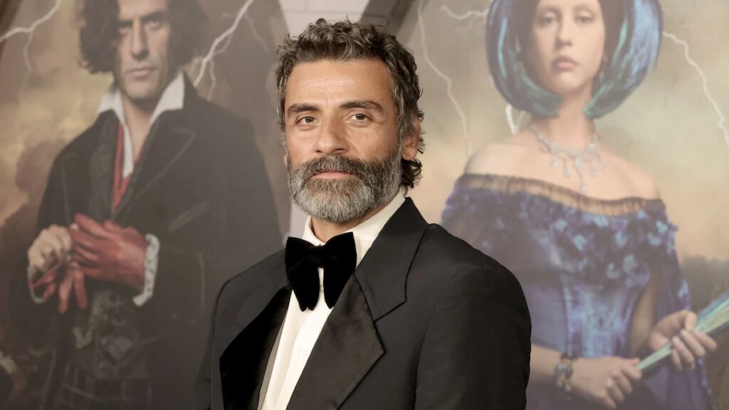 Oscar Isaac llama la atención con un esmoquin de gran tamaño y un mini salmonete sorprendentemente refinado