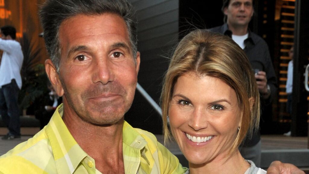 La separación de Lori Loughlin y Mossimo Giannulli se intensifica con John Stamos, acuerdos prenupciales y una casa de 15 millones de dólares