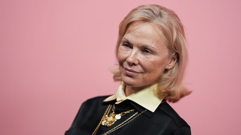 El nuevo corte de pelo en negrita de Pamela Anderson podría ser el estilo de TI de la temporada (fotos)