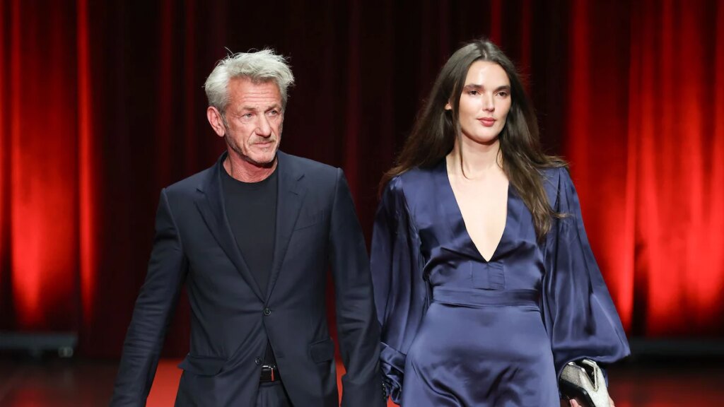 Sean Penn camina por la alfombra roja con su novia, la modelo Valeria Nicov, parece incómodo y distante