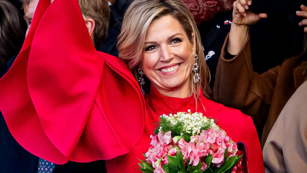 La reina Máxima aporta glamour audaz este otoño con un Oscar de la Renta fucsia que usó por última vez hace seis años.