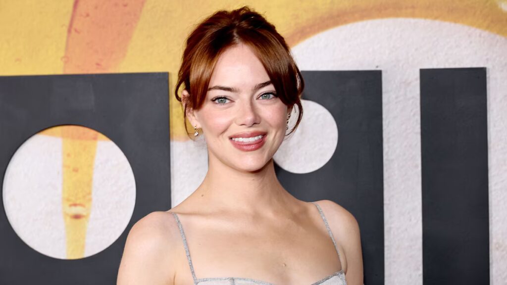 Emma Stone habla sobre afeitarse la cabeza para una nueva película y revivir la enfermedad de su madre