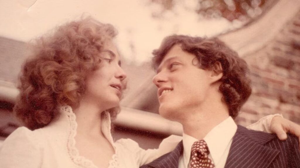 Bill y Hillary Clinton celebran 50 años de matrimonio con recuerdos de su álbum de bodas